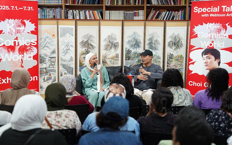 الفنان الكوري ’تشوي كيو سوك‘ أحد مؤلفي ويبتون ’هيل بوند (الجحيم)‘ خلال ورشة العمل الخاصة التي أقامها المركز الثقافي الكوري بالقاهرة. (الصورة من الحساب الرسمي للمركز الثقافي الكوري بالقاهرة على الفيسبوك)