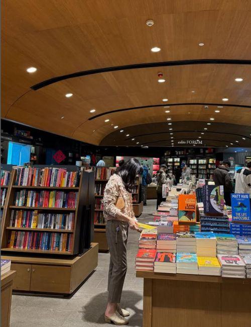 صورة للكاتبة وهي تتفحص الكتب في إحدى المكتبات. (الصورة من جانغ سي آه وتم أخذ الإذن لاستخدامها)