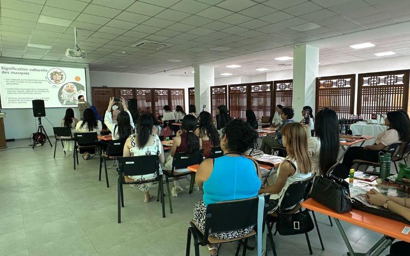 صورة من الورشة توضح شرح الخبراء لمعاني ورموز الأقنعة التقليدية الكورية (الصورة من معهد الملك سيجونغ بتونس وتم أخذ الإذن باستخدامها)