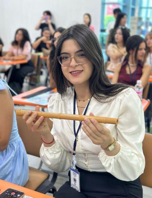 صورة لي أثناء محاولتي العزف على آلة 'السوجوم' الكورية خلال الورشة الثقافية (الصورة من معهد الملك سيجونغ بتونس وتم أخذ الإذن باستخدامها)