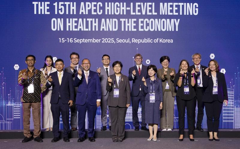 وزيرة الصحة والرعاية الاجتماعية جونغ أون-غيونغ (في الوسط بالصف الأمامي) تلتقط صورة تذكارية مع الحضور في حفل الاستقبال الترحيبي للاجتماع الخامس عشر رفيع المستوى لمنتدى التعاون الاقتصادي لآسيا والمحيط الهادئ (آبيك) بشأن القضايا الصحية والاقتصادية، الذي عُقد في فندق شيلا ببلدة جونغ-غو، سيئول، في يوم 15 سبتمبر. (الصورة من وزارة الصحة والرعاية الاجتماعية)