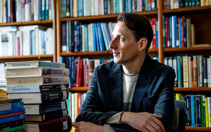 صورة للأستاذ تشارلز لا شور في مكتبه. (تعود حقوق الصورة إلى جامعة سيول الوطنية والأستاذ تشارلز لا شور وتم أخذ الإذن لنشرها)