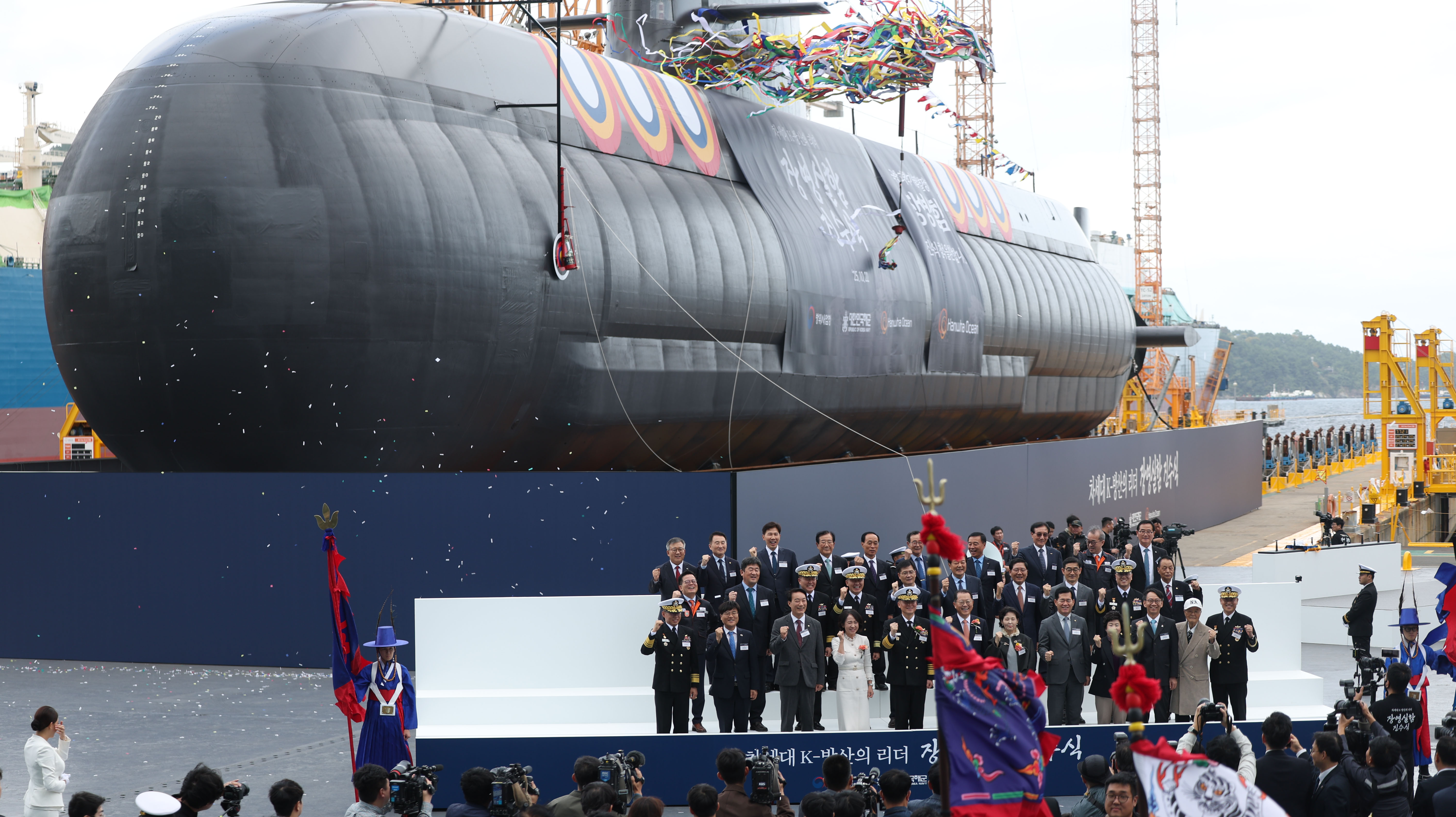 غواصة بحرية من فئة 3,600 طن، وهي الأولى من بين 3 غواصات من الدفعة الثانية من برنامج &rsquo;جانغبوغو-3&lsquo;، تظهر في حوض بناء السفن &rsquo;هانهوا أوشن&lsquo; في مدينة غيوجيه، مقاطعة غيونغ سانغ الجنوبية في 22 أكتوبر.