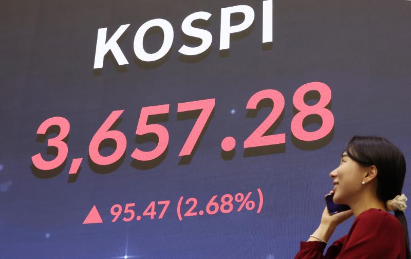 مؤشر سوق الأسهم الكورية ’كوسبي‘ ارتفع في بداية تداولات اليوم الخميس ليتجاوز مستوى 3,700 نقطة، وهو أعلى مستوى يسجله المؤشر على الإطلاق. (الصورة من وكالة يونهاب للأنباء)
