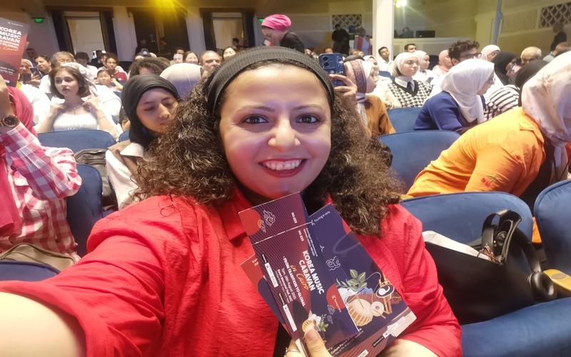 صورة لي من داخل قاعة إيوارت التذكارية بالجامعة الأمريكية بالقاهرة قبيل بدء عرض قافلة الموسيقى الكورية. (الصورة من أمنيه أمير)