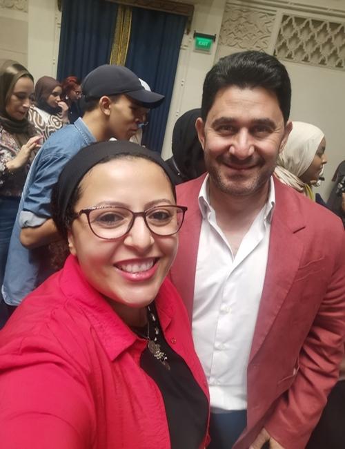 صورة لي مع الممثل المصري ’أحمد شاكر عبداللطيف‘ والذي كان مدعوًا من السفارة الكورية لحضور العرض. ( الصورة من أمنيه أمير)