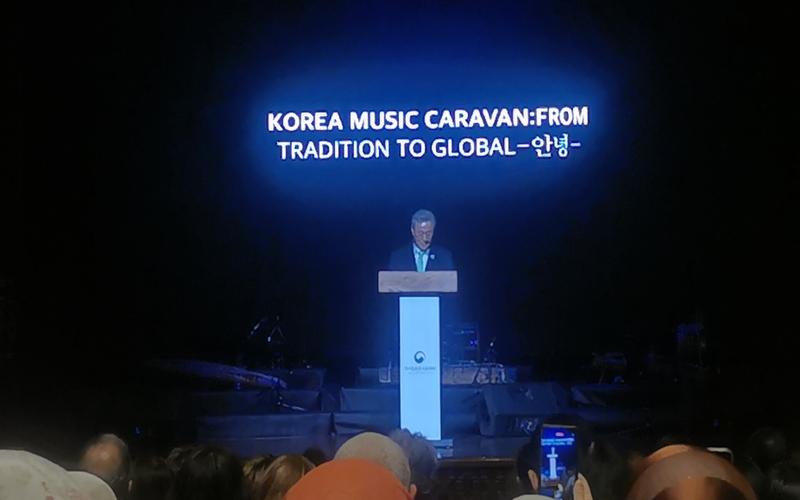 معالي السفير الكوري ’كيم يونغ-هون‘ أثناء إلقائه كلمته الترحيبية. (الصورة من أمنيه أمير)