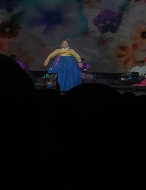 لقطة من عرض المينيو (الأغاني الشعبية الكورية). (الصورة من أمنيه أمير)