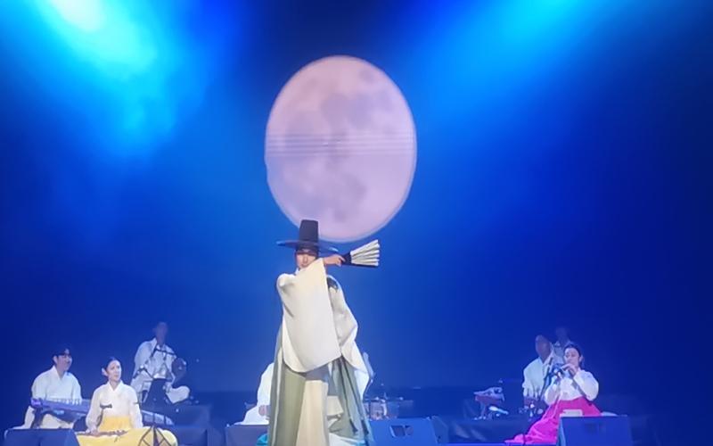 لقطة من عرض الهانيانغمو. (الصورة من أمنيه أمير)