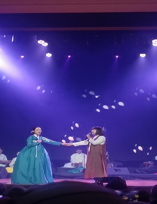 لقطة من أغنية ’كما تستمر الحياة‘ المأخوذة من المسرحية الغنائية القديمة المعروفة ’سوبيونجيه‘. (الصورة من أمنيه أمير)