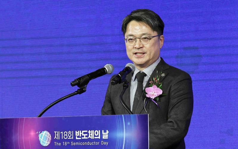 نائب وزير الصناعة والتجارة والطاقة مون شين-هاك يلقي كلمة تهنئة خلال احتفالية يوم أشباه الموصلات الثامن عشر التي أُقيمت في فندق غراند إنتركونتيننتال سيئول بارناس في حي غانغنام-غو، سيئول في 22 أكتوبر. (الصورة من وزارة الصناعة والتجارة والطاقة)
