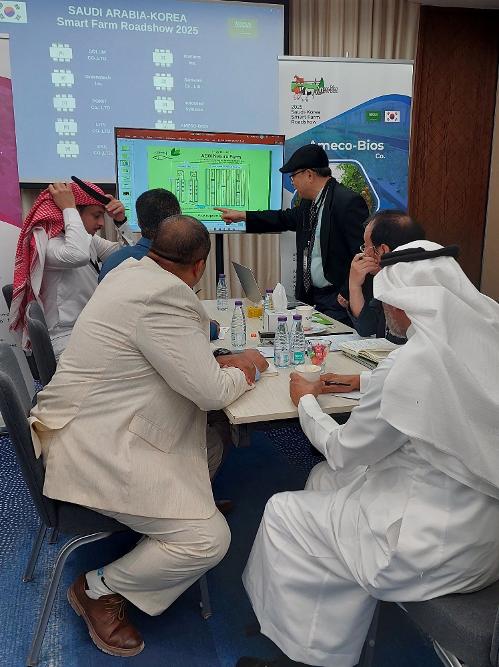 الوكالة الكورية لتشجيع التجارة والاستثمار &rsquo;كوترا&lsquo; أمس الأربعاء أعلنت أنها أقامت مع وزرة الزراعة والأغذية والشؤون الريفية &rsquo;جولة ترويجية للمزرعة الذكية الكورية 2025&lsquo; في الرياض بالمملكة العربية السعودية في الفترة من 19 إلى 21 أكتوبر، لمساعدة الشركات الكورية على دخول السوق السعودية. (الصورة من الوكالة الكورية لتشجيع التجارة والاستثمار)