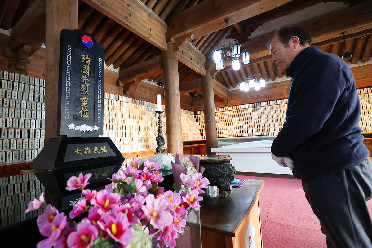 مواطن يقف دقيقة الصمت أمام النصب التذكاري للشهداء في قاعة الاستقلال في حديقة سيوديمون للاستقلال في سيوديمون-غو، سيئول في يوم 17 نوفمبر، وهو اليوم الوطني السادس والثمانون للشهداء.