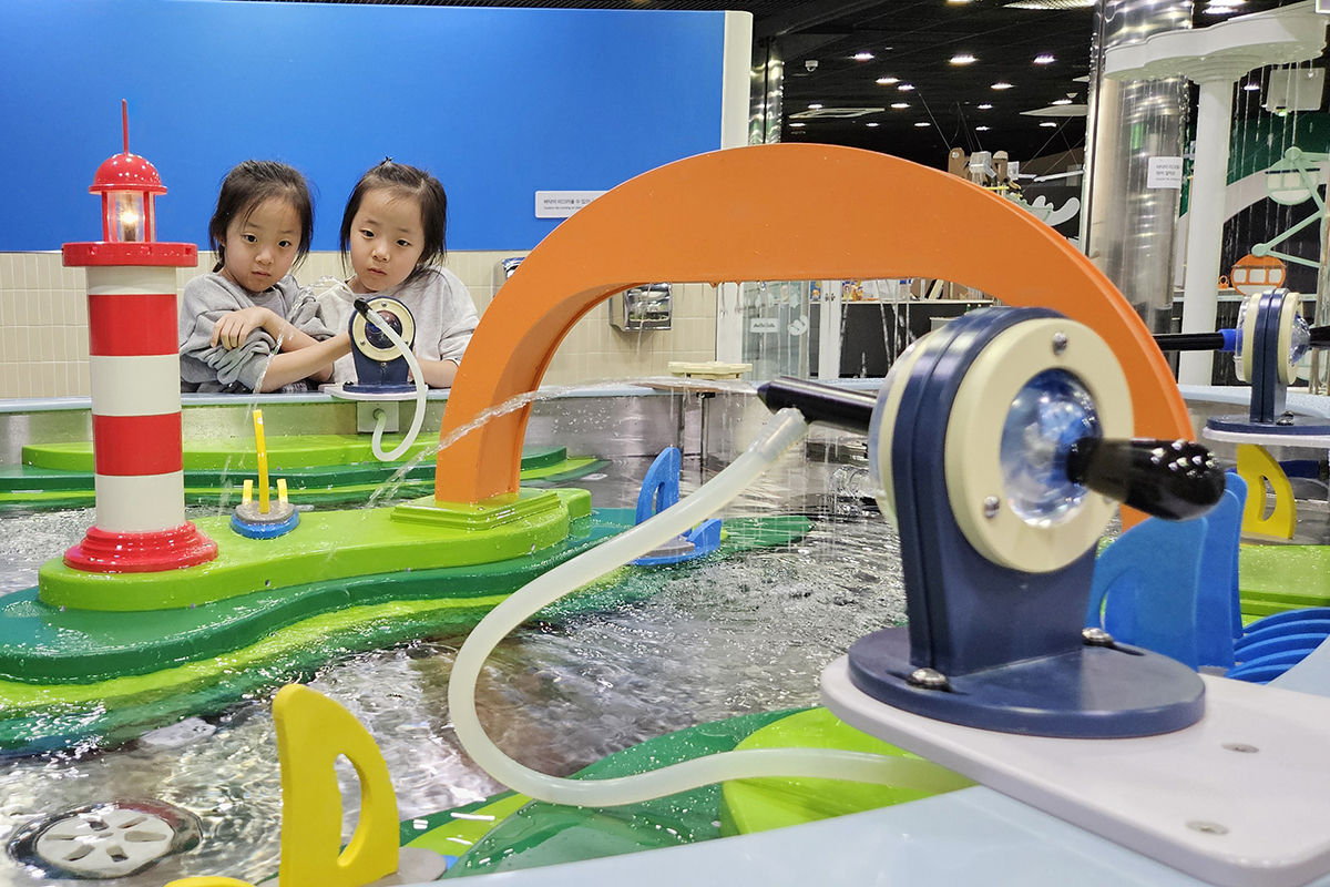 الأطفال يستمتعون باللعب بالمياه في متنزه سيئول الخيالي في غوانغجين-غو، سيئول في يوم الطفل العالمي الموافق 20 نوفمبر.