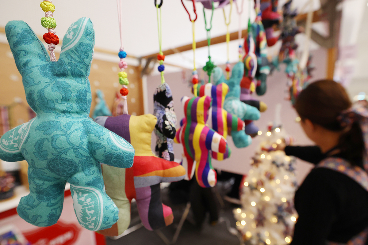 أحد الزوار ينظر إلى الهدايا التذكارية في ’معرض الهدايا التذكارية للسياحة الكورية 2025‘ الذي أقيم في مركز دونغديمون للتصميم في جونغ-غو، سيئول في يوم 21 نوفمبر.