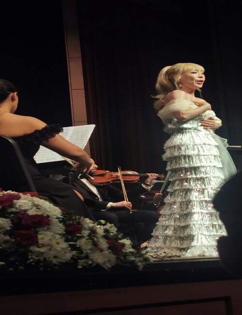 صورة للسوبرانو ’جو سومي‘ تقدم عرضها الأوبرالي من أوبرا ’يوليوس قيصر في مصر‘. (ألصورة من أمنيه أمير)