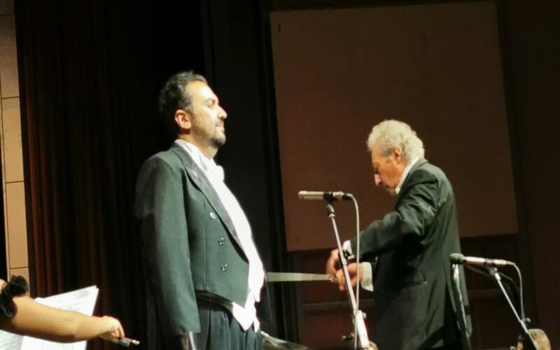 التينور ’عمرو مدحت‘ يقدم عرضه في الحفل من أوبرا ’فتاة الأرل‘ بقيادة المايسترو ’أحمد الصعيدي‘. (الصورة من أمنيه أمير)