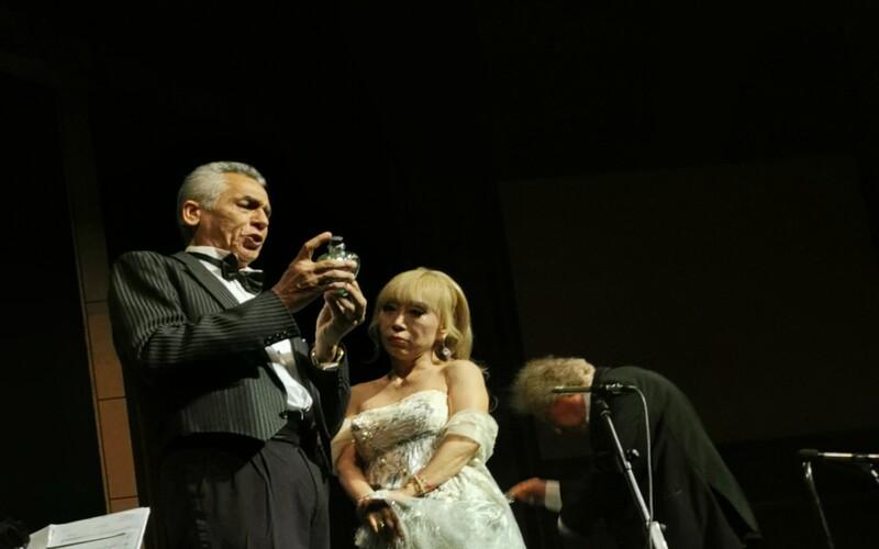 السوبرانو ’جو سومي‘ والباص ’رضا الوكيل‘ بقيادة المايسترو ’أحمد الصعيدي‘ يقدمان أوبرا ’إكسير الحب‘. (الصورة من أمنيه أمير)