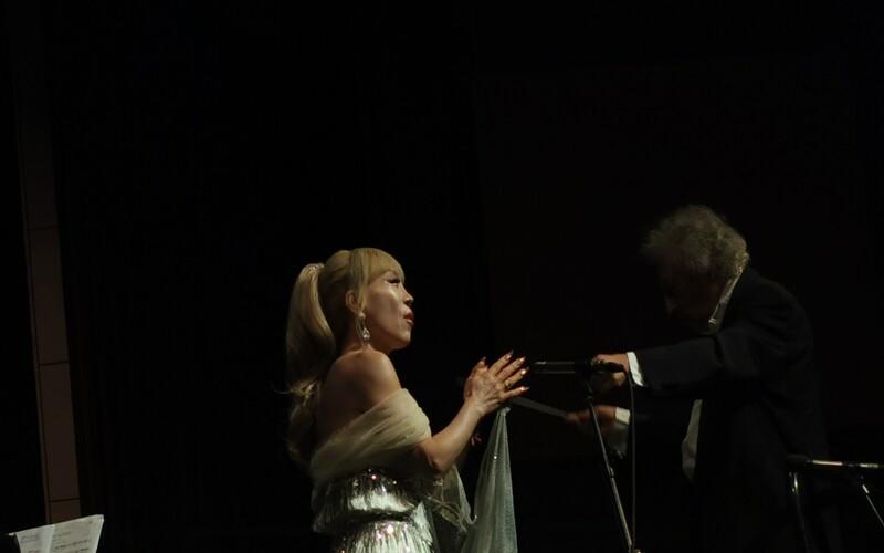 السوبرانو ’جو سومي‘ تقدم أوبرا ابنة الجندي‘. (الصورة من أمنيه أمير)