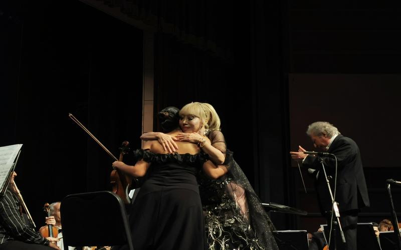 السوبرانو ’جو سومي‘ تعانق عازفة الكمان ’ميرنا سرور‘. (الصورة من أمنيه أمير)