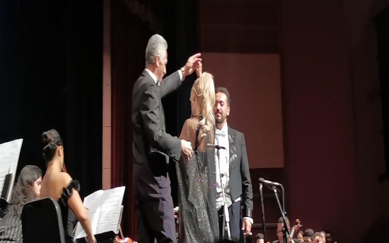 الباص ’رضا الوكيل‘ يراقص السوبرانو ’جو سومي‘. (الصورة من أمنيه أمير)