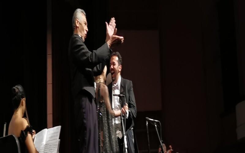 التينور ’عمرو مدحت‘ يراقص السوبرانو ’جو سومي‘. (الصورة من أمنيه أمير)