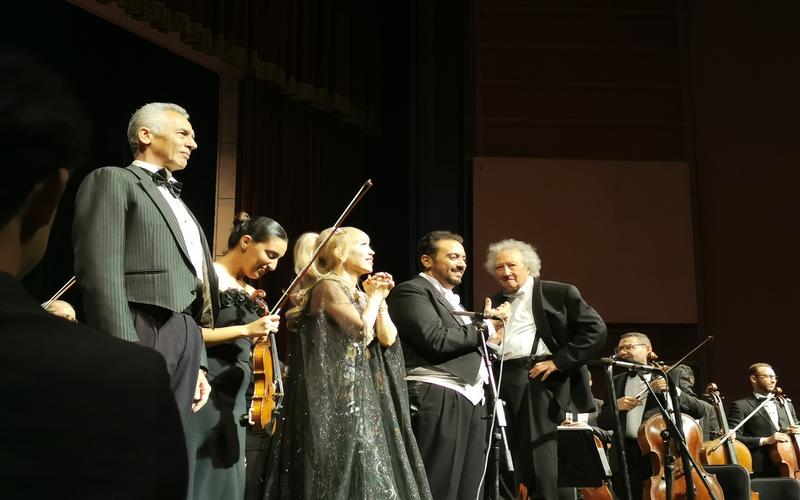 السوبرانو ’جو سومي‘ وعن يمينها عازفة الكمان ’ميرنا سرور‘ والباص ’رضا الوكيل‘ وعن يسارها التينور ’عمرو مدحت‘ والمايسترو ’احمد الصعيدي‘ أثناء تحيتهم للجمهور في ختام الحفل. (الصورة من أمنيه أمير)