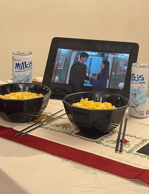 أطباق الراميون على الطاولة بينما نشاهد مسلسلاتنا الكورية المفضلة. الصورة من إسراء الزيني