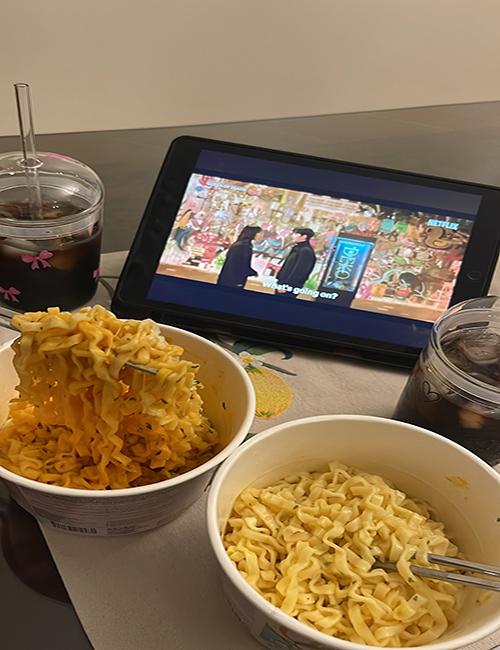 أطباق الراميون على الطاولة بينما نشاهد مسلسلاتنا الكورية المفضلة. الصورة من إسراء الزيني