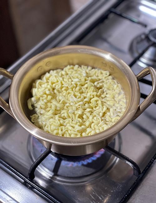 الراميون يغلي في القدر المعدني الشهير، مشهد اعتدنا رؤيته في الدراما الكورية وأصبح مألوفًا في بيوتنا. الصورة من سلوى الزيني