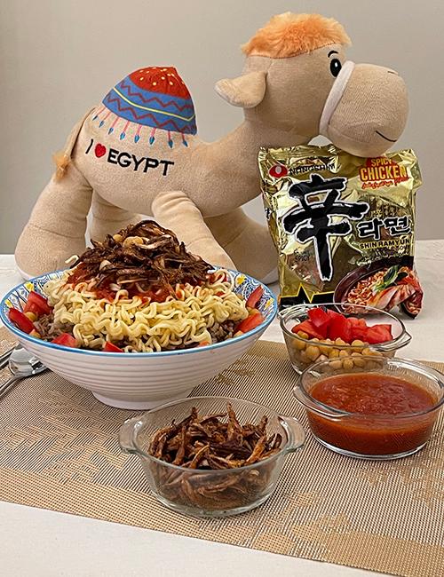 الكشري المصري يلتقي بالراميون الكوري في طبق واحد. الصورة من إسراء الزيني