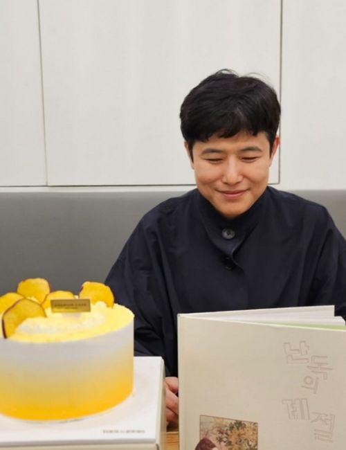 صورة للكاتبة غو جونج سون في كواليس برنامج بودكاست. (الصورة من غو جونج سون وتم أخذ الإذن لاستخدامها)