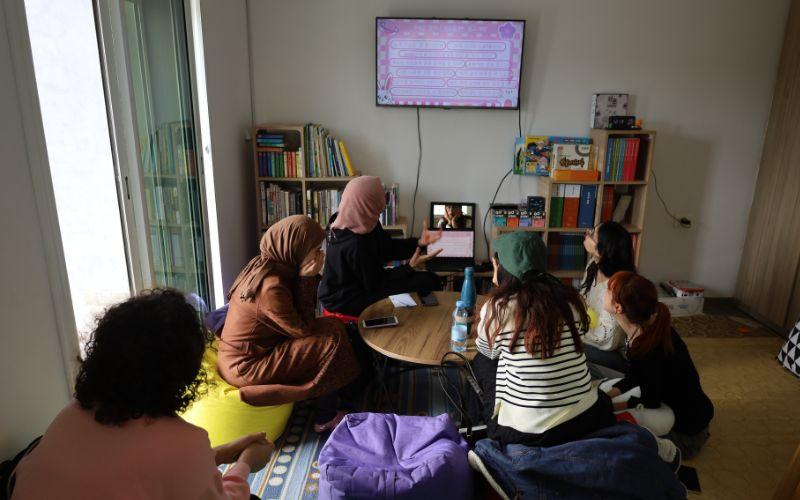 صورة في مكتبة معهد الملك سيجونغ بتونس خلال نادي المحادثة. (الصورة من سلمى الكناني)