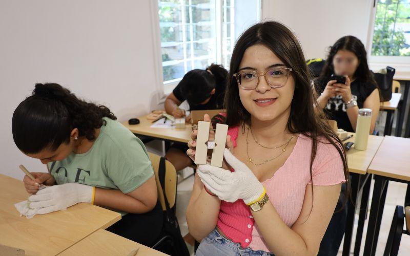 صورة لي خلال حصة الحِرَف اليدوية في معهد الملك سيجونغ تونس. (الصورة من سلمى الكناني)