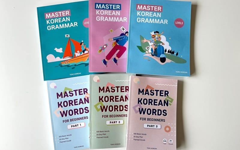 نرى في الصورة الكتب التعليمية الخاصة بمنصة 'تومي كوريان'. (الصورة من تومي وتم أخذ الإذن لاستخدامها)