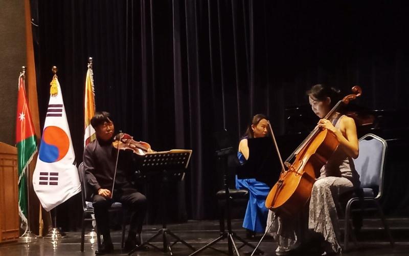 العازفين الكوريين في معزوفتهم الثانية بالحفل. (الصورة من أسيل السيلاوي)