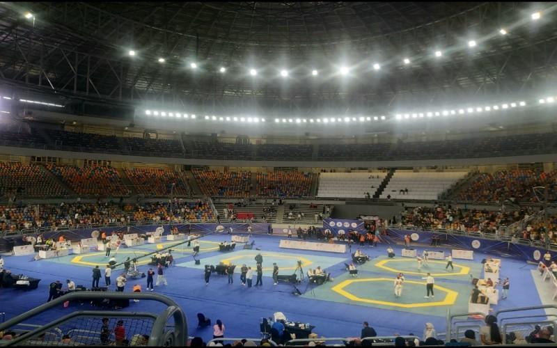 صورة توضح الملعب المخصص لعرض التايكوندو قبل البدء وأثناء انتظاري. (الصورة من دنيا محسن)