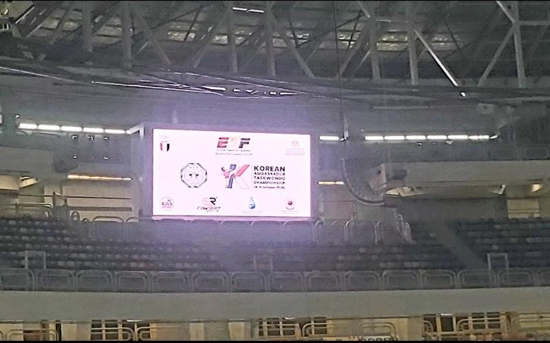 صورة أخرى داخل القاعة توضح الإعلان الخاص بعرض التايكوندو. (الصورة من دنيا محسن)