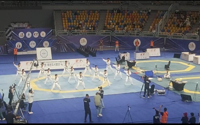 صورة توضح العرض الأول بعد دخول فريق التايكوندو. (الصورة من دنيا محسن)