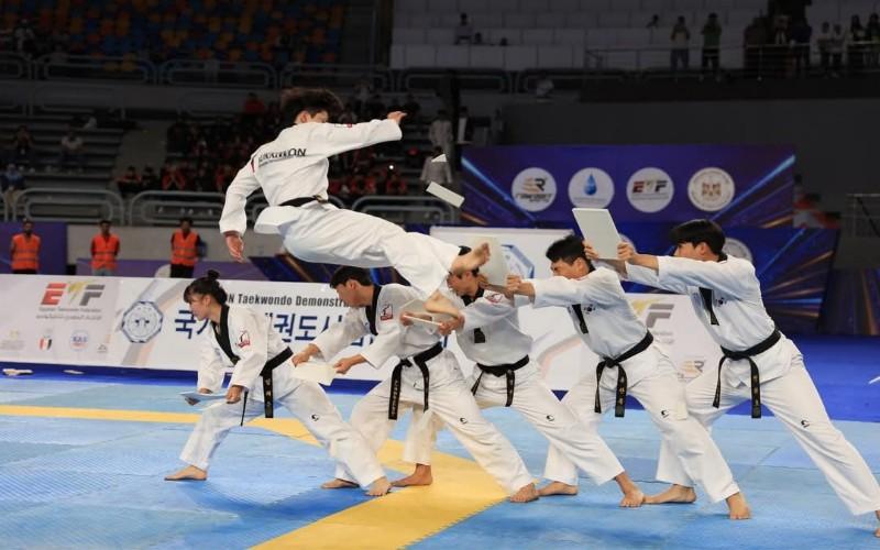 صورة توضح عرض تحطيم الألواح الخشبية. (الصورة من صفحة المركز الثقافى الكورى)