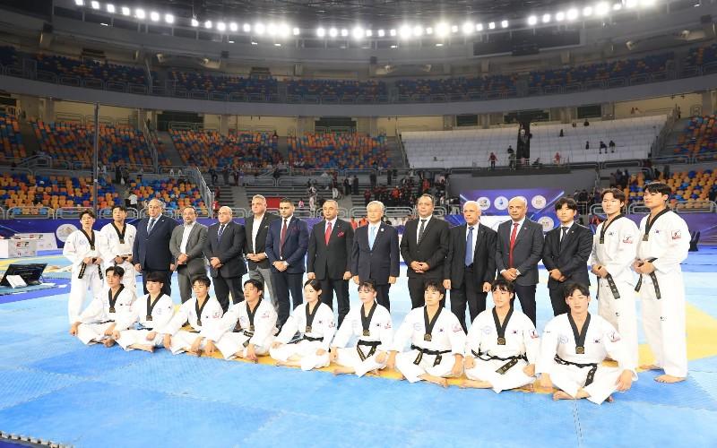 صورة نهائية توضح فريق التايكوندو والسفير الكورى ومجموعة من الأشخاص الهامين. (الصورة من صفحة المركز الثقافى على الفيس بوك)