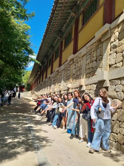 التقطت الصورة في معبد بولغوكسا البوذي أثناء الزيارة يوم 27 سبتمبر. (الصورة من وزارة الثقافة والرياضة والسياحة)