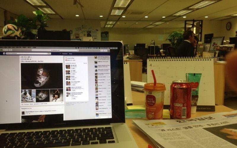 غرفة أخبار صحيفة كوريا تايمز. (الصورة من جو دونج تشان وتم أخذ الإذن لاستعمالها)