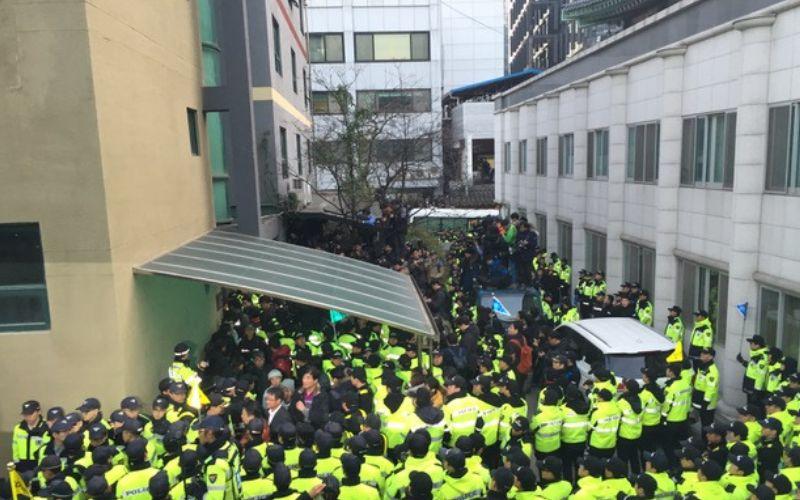 صورة من تحقيق أجراه المراسل جو دونج تشان حول مداهمة الشرطة لمنزل زعيم اتحاد المظلات عام 2016. (الصورة من جو دونج تشان وتم أخذ الإذن لاستخدامها)