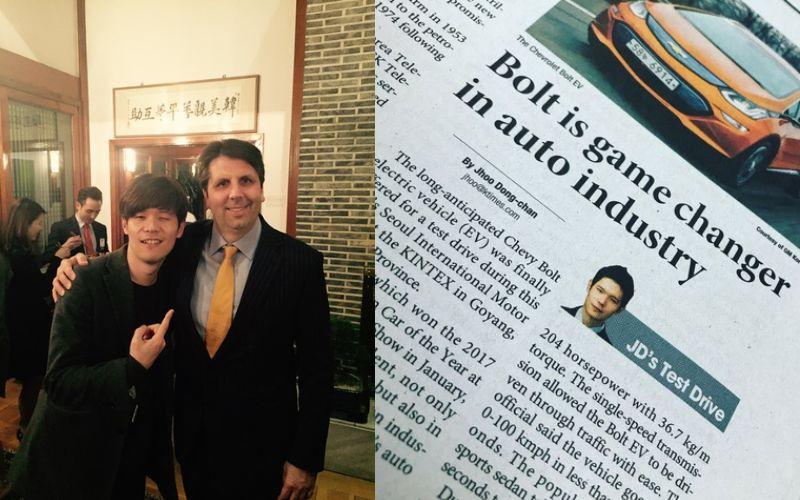 على اليمين إحدى التقارير التي كتبها المراسل جو دونج تشان عن تجارب القيادة لسيارات مختلفة، وعلى اليسار صورة له مع السفير الأمريكي السابق لدى كوريا مارك ريبرت. (الصور من جو دونج تشان وتم أخذ الإذن لاستخدامها)