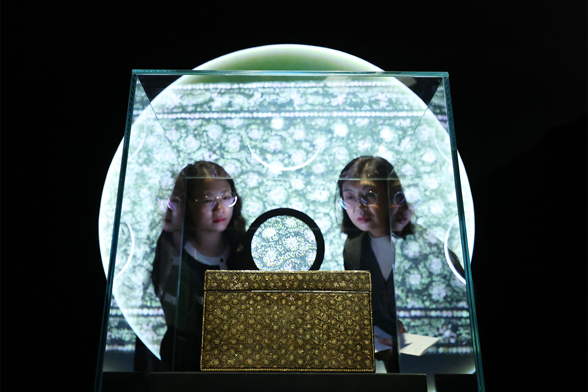 صندوق زهرة الأقحوان المصنوع من عرق اللؤلؤ، تم تصنيفه ككنز وطني بعد عودته من اليابان في عام 2023، معروض في متحف القصر الوطني الكوري في جونغنو-غو، سيئول في يوم 2 ديسمبر.