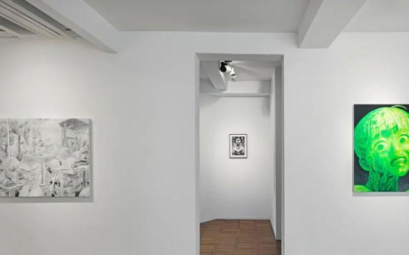 صورة من معرض فني في لي يوجين جاليري بكوريا لأعمال تشوي جون هون وبعض الفنانين الآخرين. (الصورة من الموقع الرسمي لتشوي جاي هون وتم أخذ الإذن لاستخدامها)