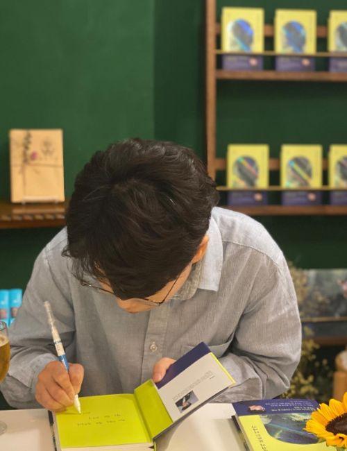 صورة للكاتبة سو جانغ وون خلال توقيع مجموعتها القصصية. (الصورة من سو جانغ وون وتم أخذ الإذن لاستخدامها)