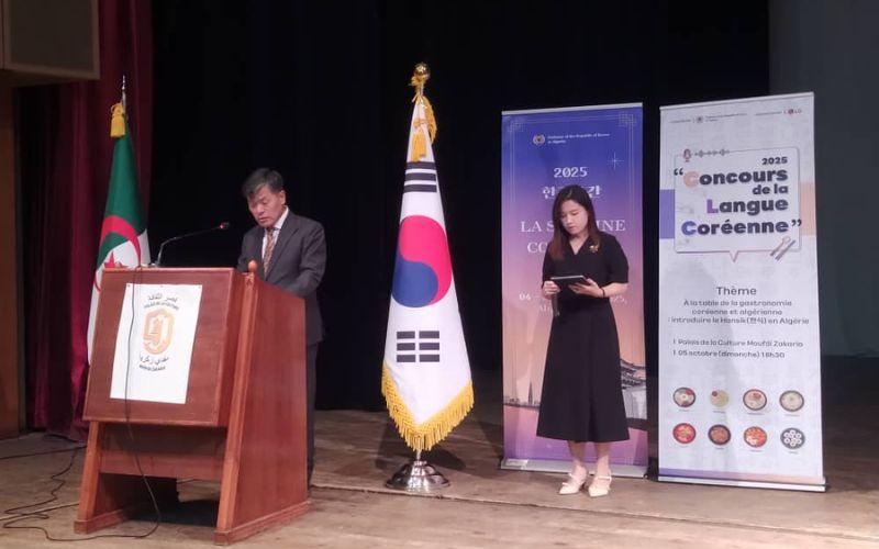 القاء سعادة السفير لكلمة الإفتتاح خلال نهائي مسابقة الخطابة الكورية. (الصورة من المراسلة الفخرية عنان شيماء)