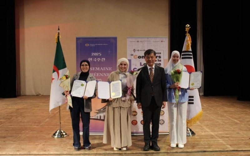 تظهر الصورة سعادة السفير مع الفائزات على المراتب الثلاثة الأولى في المسابقة. (الصورة من السفارة الكورية في الجزائر)